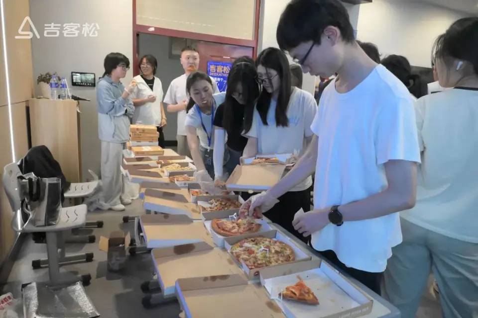 吉客松现场：披萨补给