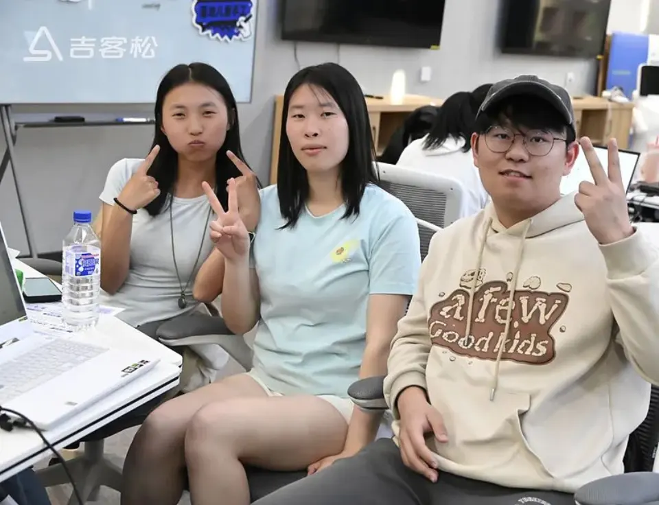 吉客松现场：合影